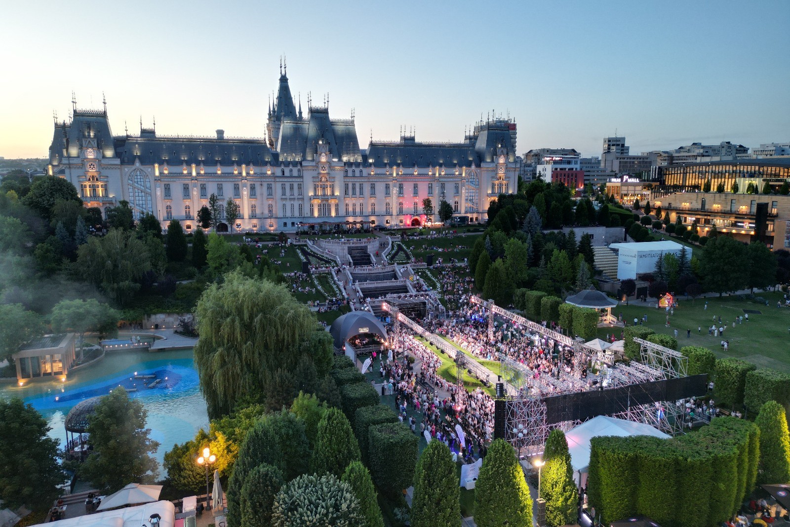 Peste 1 milion de oameni au interacționat cu cele 200 de evenimente ale Romanian Creative Week 2024. Premieră națională: un moment de Realitate Augumentată, inclus în prezentarea colecției Irinei Schrotter, în ultima zi a RCW