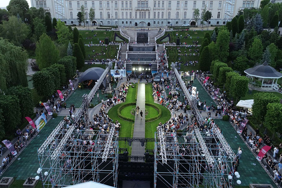 Romanian Fashion Week 2024: cel mai longevivși așteptat catwalk al anului va găzdui la Iași zeci de designeri, talk-uri și expoziții. Irina Schrotter: „Ne-am întors să ne reconsolidăm pe scena națională”